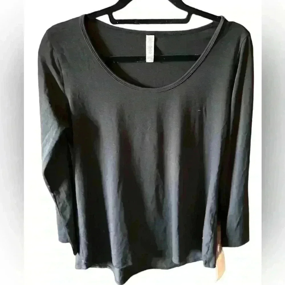Lularoe small solid black long sleeve Lynnae t shirt. NWT. Hi /lo hem